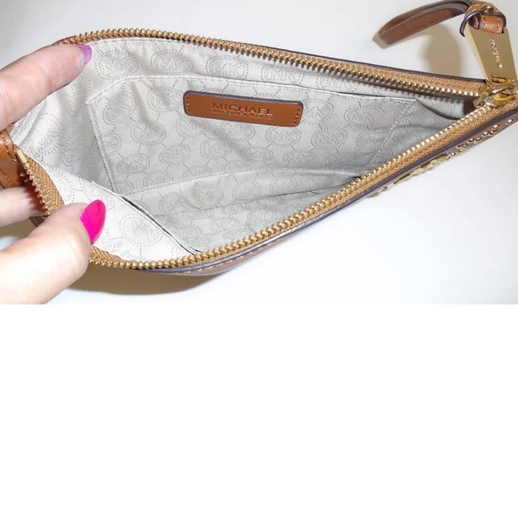 Michael Kors - Rhea studded pouch in lambskin - Picture 4 of 7